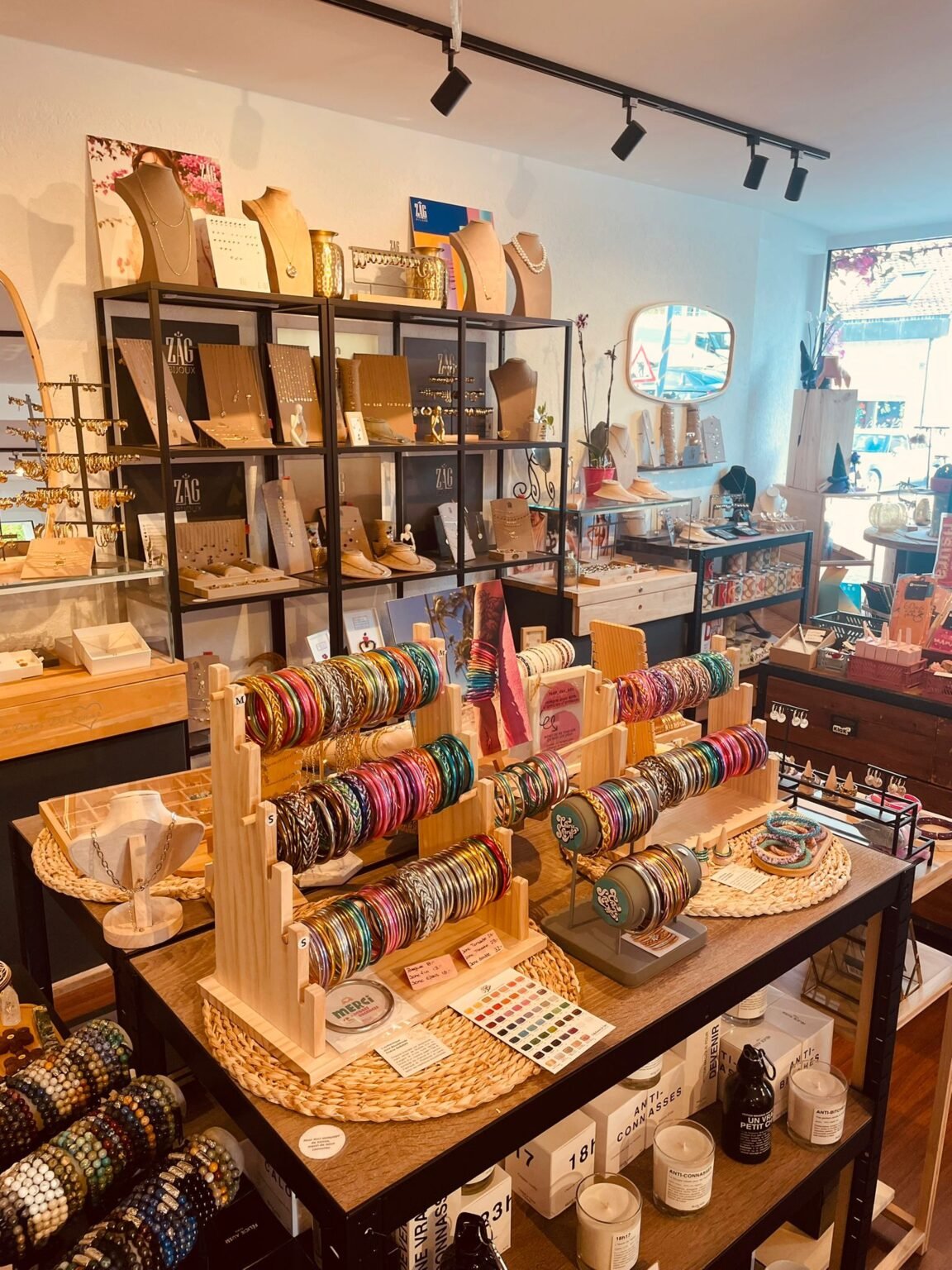 Table de cadeaux et accessoires dans la boutique TKAP