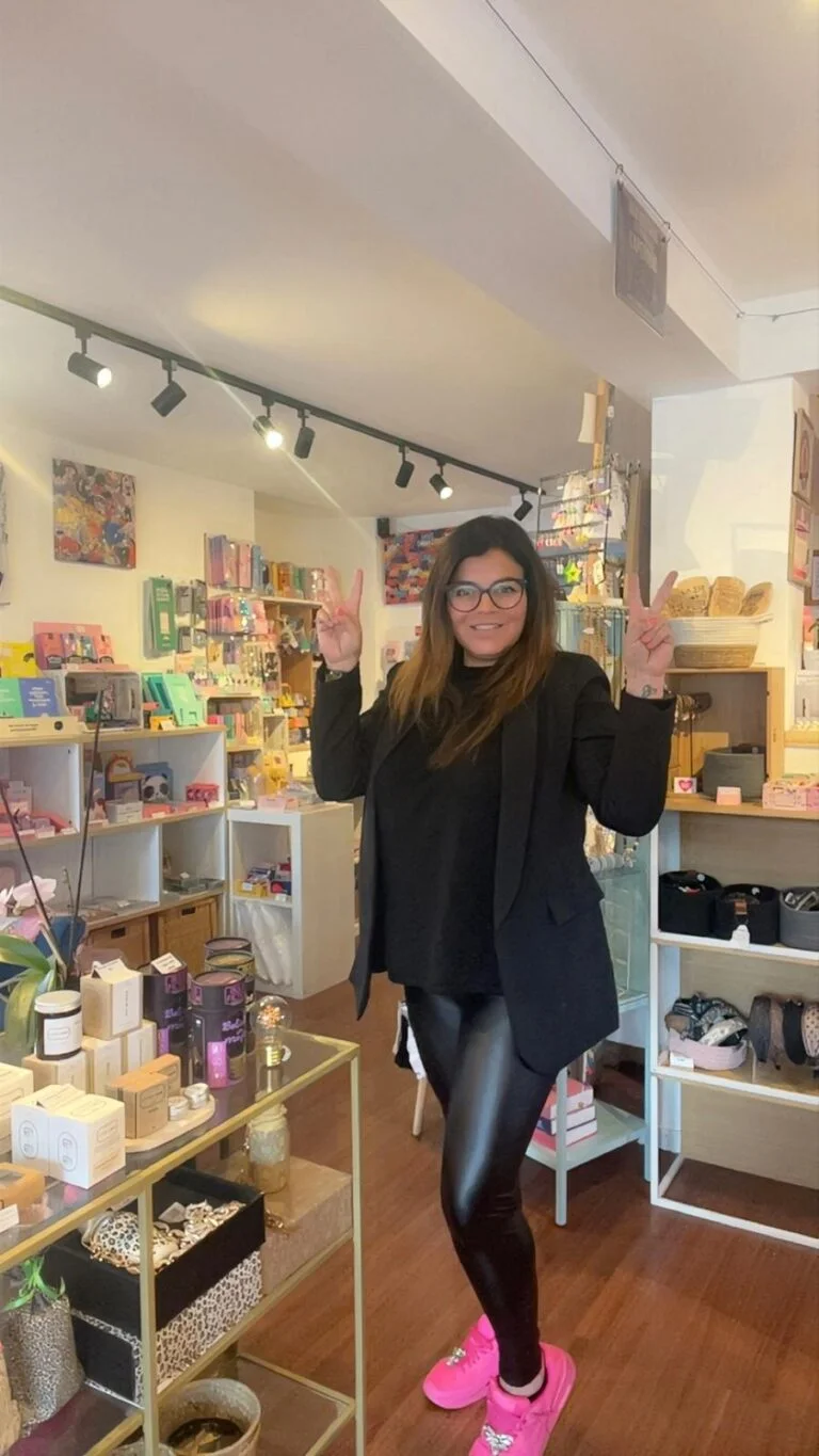 Karina souriante dans la boutique TKAP à Gland