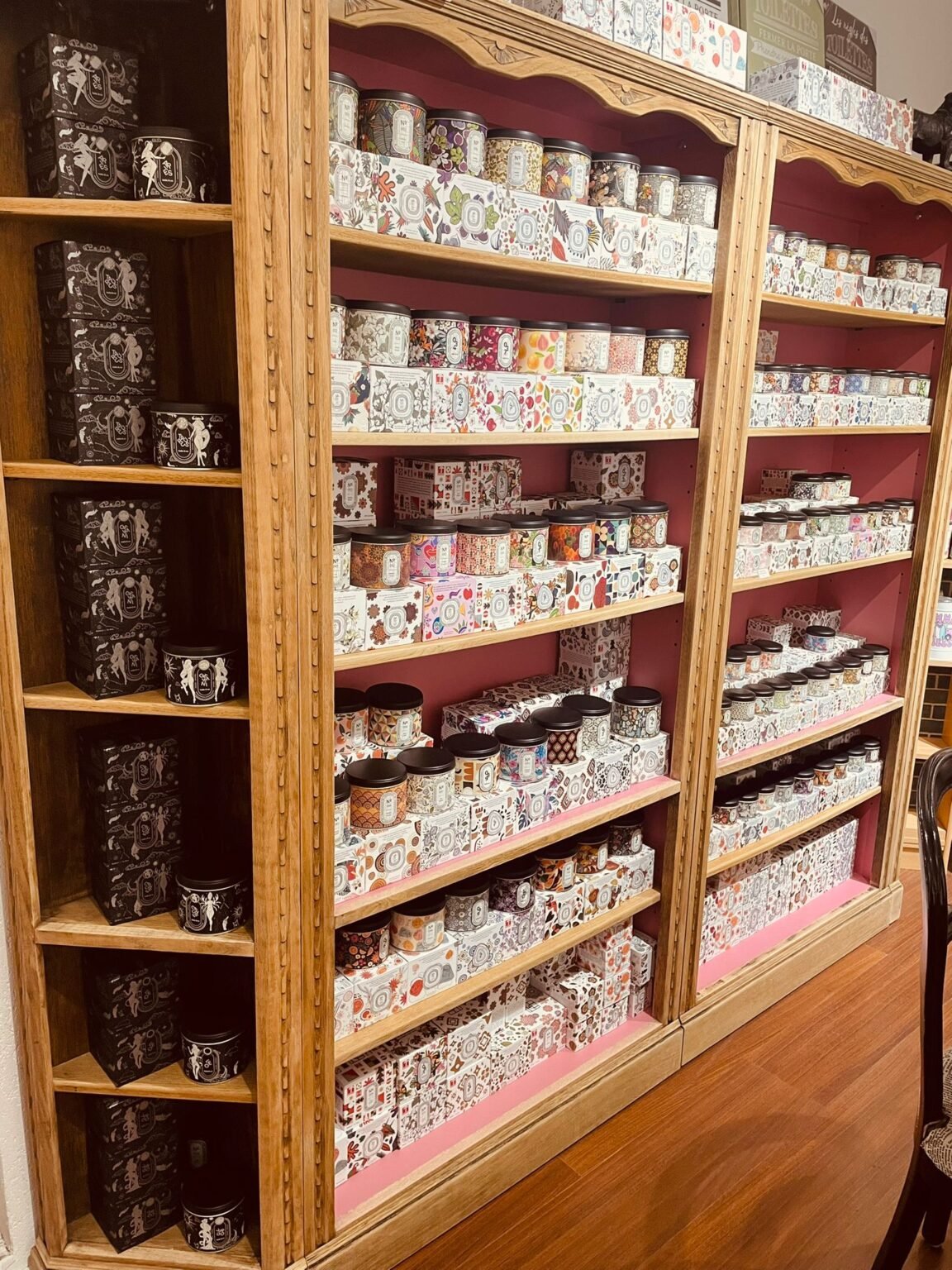 Étagères garnies dans la boutique TKAP
